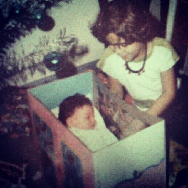 De niña fue muy inquieta, en esta imagen se muestra recién nacida en compañía de su hermana.