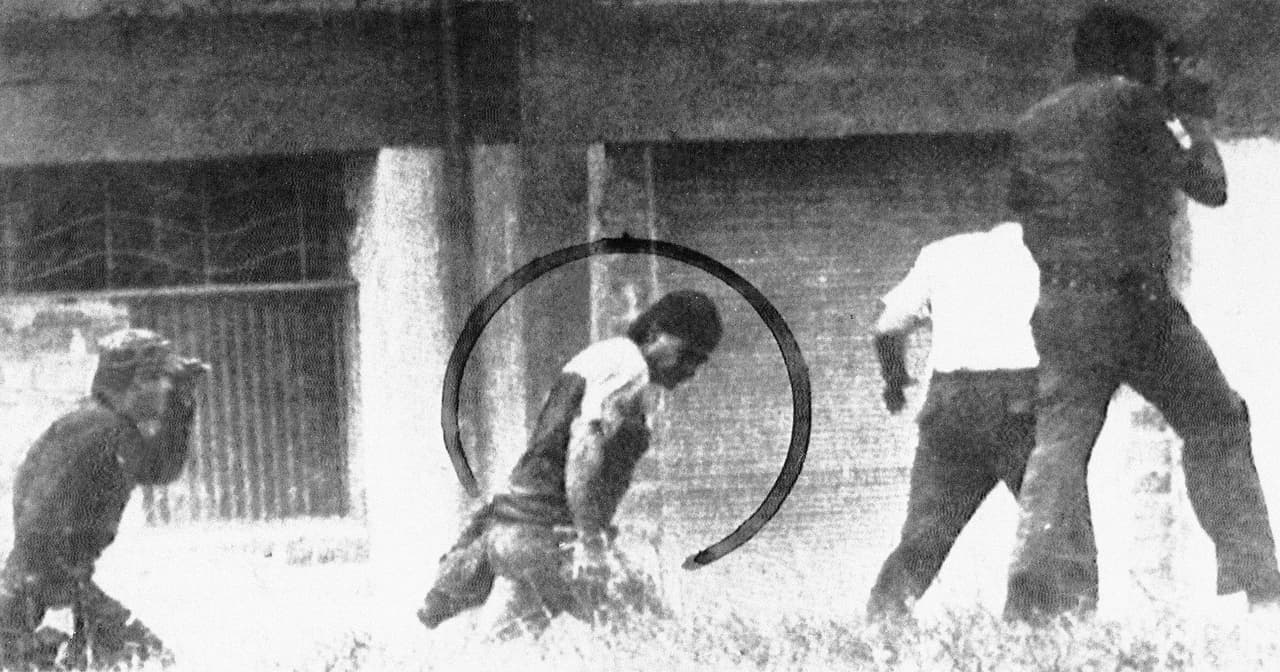 Imagen de la captura de Carlos Lehder cerca de la ciudad de Medellín en febrero de 1987.