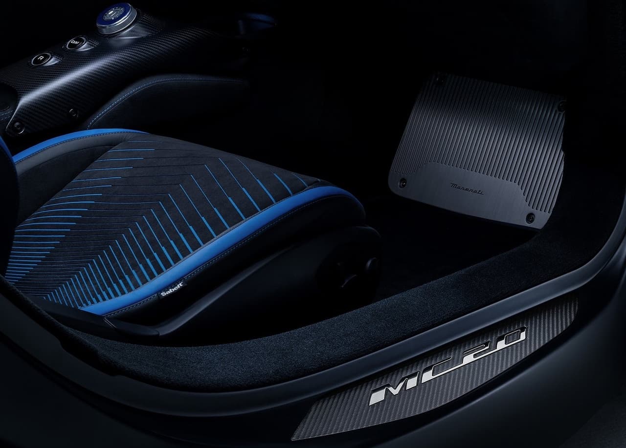 También cuenta con Alcantara para los asientos, el tablero y los paneles de las puertas con costuras contrastantes de color azul.