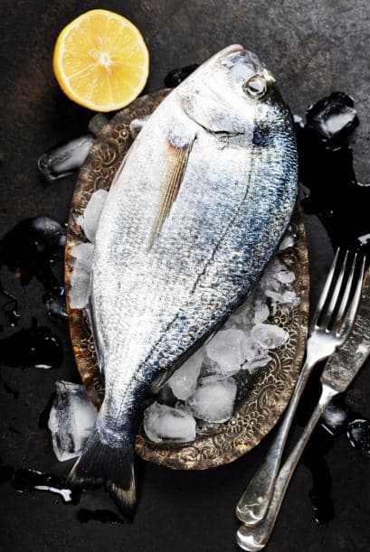 <b>Descongelar la comida. </b>No hay ningún problema con congelar la comida que ha sobrado para volver a comerla después; sin embargo, al momento de descongelar es en donde podría haber complicaciones con la salud.