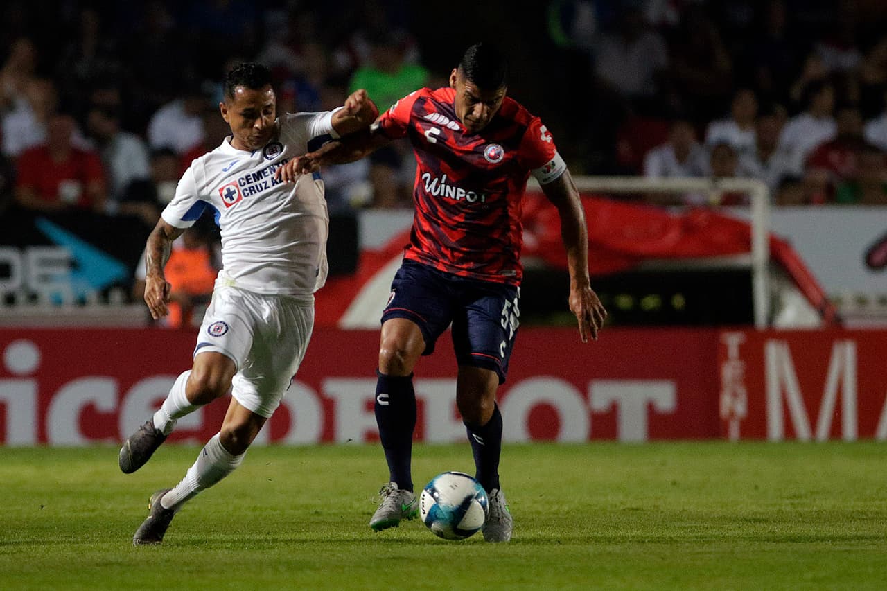Cruz Azul rescató con un autogol el empate en el puerto jarocho pero la continuidad de Pedro Caixinha estaría en duda.