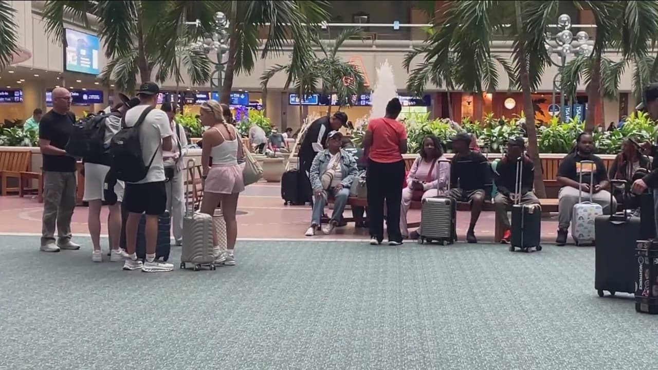 Agentes de ICE en aeropuertos alertan a viajeros sin estatus migratorio definitivo en Estados Unidos