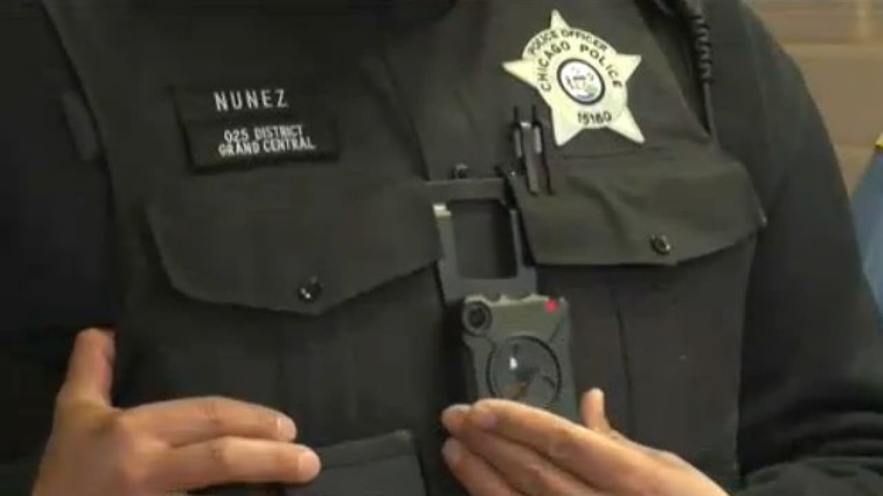 Todos los patrulleros de la Policía de Chicago estarán equipados con cámaras corporales