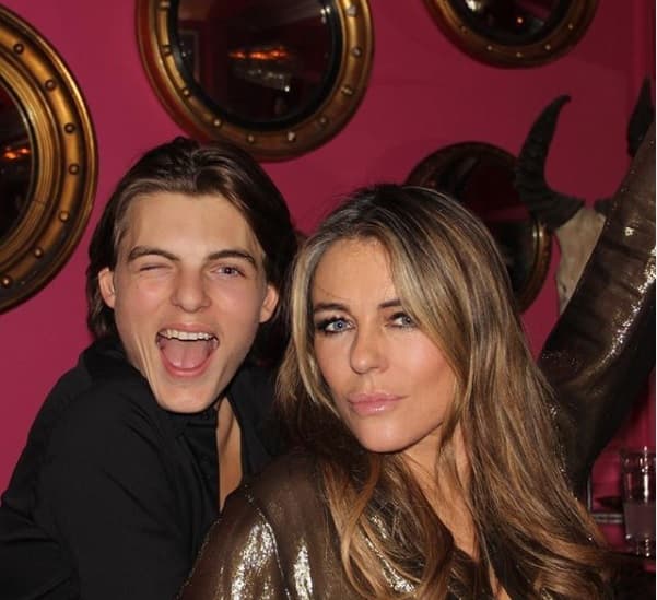 Elizabeth Hurley y su hijo Damian lucen casi idénticos en la imagen, tanto que sus seguidores en Instagram preguntan 
<b>quién es quién</b> de los dos.