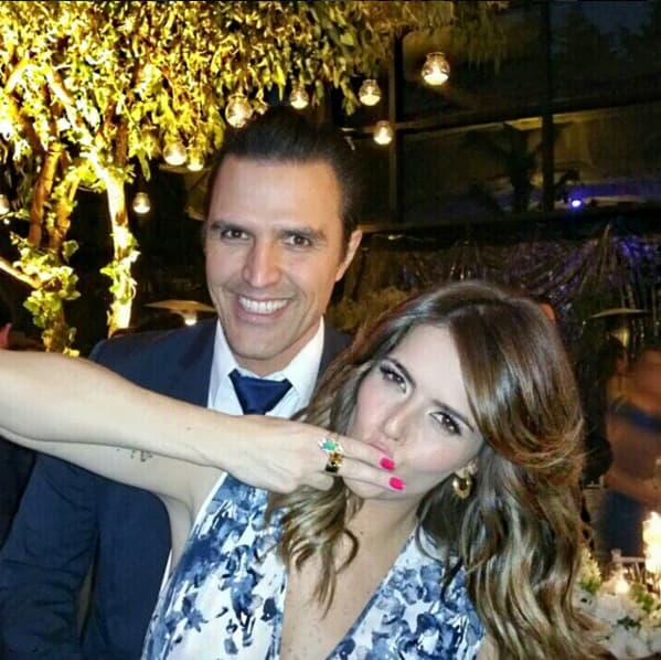 Billy tiene 39 años y Claudia 34.