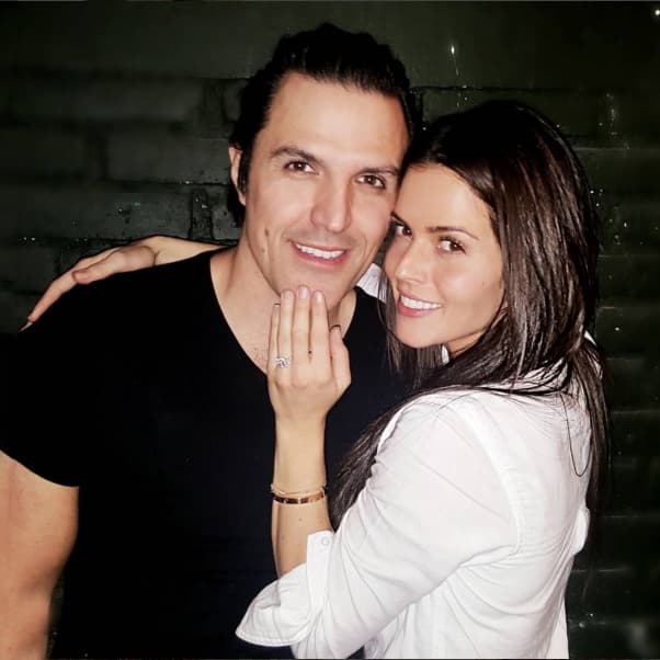 "Toda la vida, todos los días... Agradecida con Diosito por darme el mejor hombre, el que es y será mi maestro de vida! TE AMO con toda mi alma y SI SI SI SI SI SI quiero ser tu esposa @billyrovzar #MiViejito #MiVida #LaPedidaRovzAlvarez #MiFamilia", escribió Claudia.