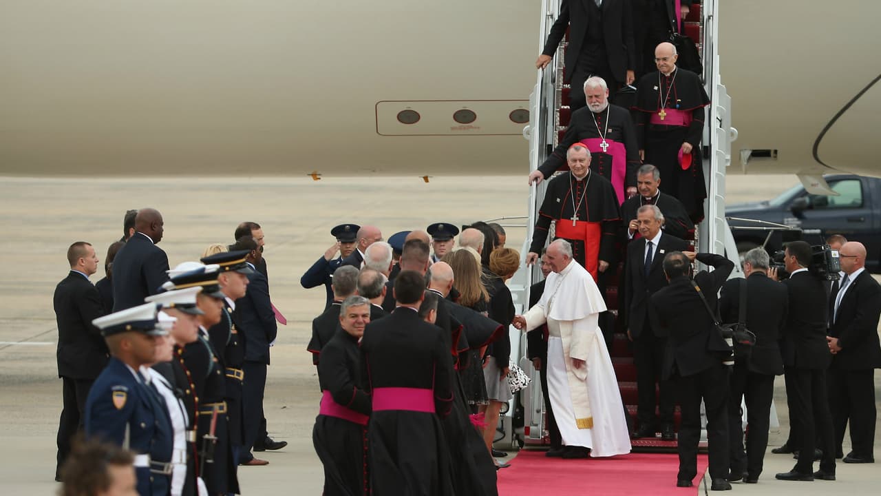 En una visita histórica, el avión papal aterrizó en la pista de la Base Andrews de la Fuerza Aérea, en Washington D.C.
