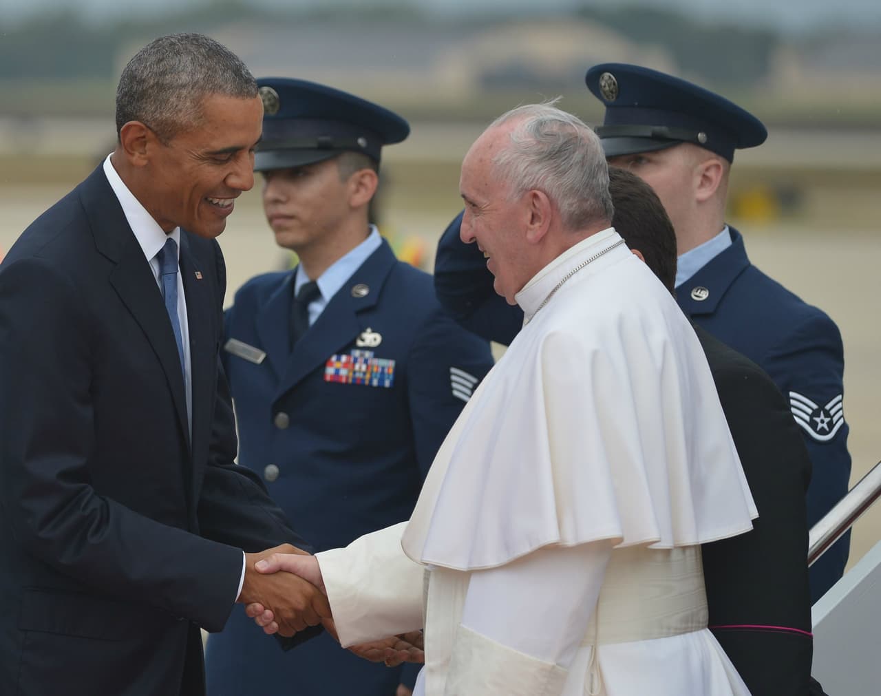 El Presidente Barack Obama y su familia recibió al Sumo Pontífice en la Base Aérea.