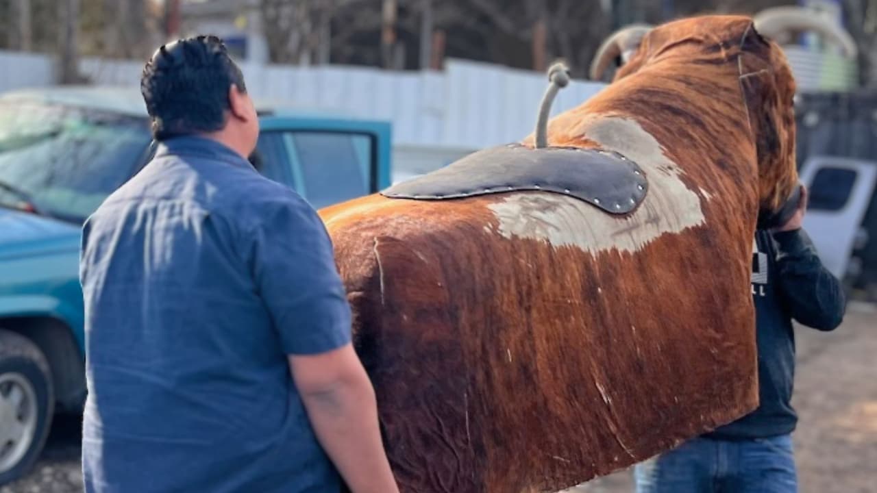 Agentes sacan parte de un toro mecánico que encontraron dentro de una propiedad repleta de objetos robados.
