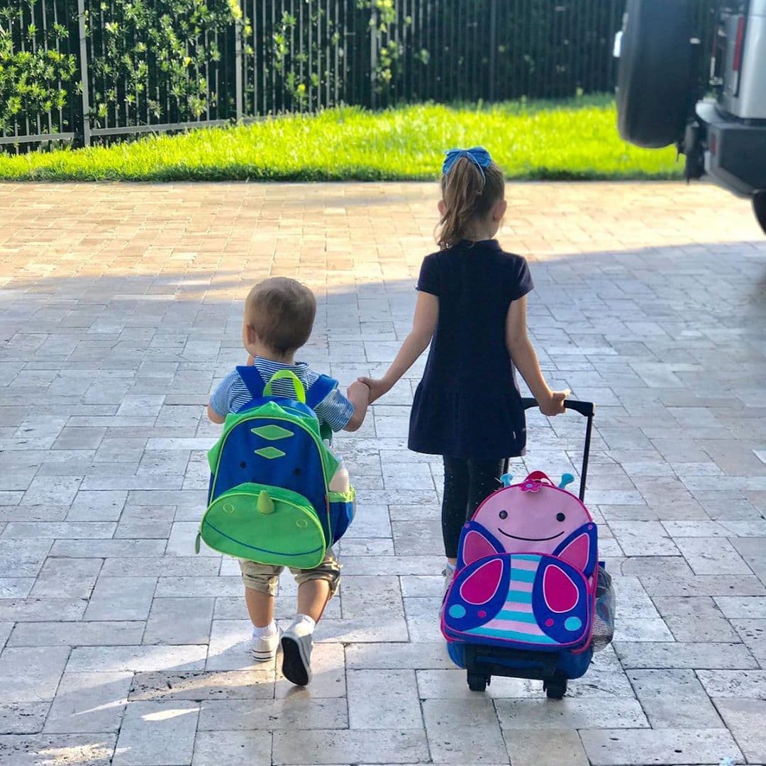 El orgulloso padre no perdió la oportunidad de presumir la fotografía de los pequeños tomados de la mano y listos con sus útiles escolares. "Primer día de clases de mis dos angelitos, Liam por primera vez a la escuelita y mi Michelle ya una experta, a ver qué tal mami (Cristy Bernal)", escribió el conductor en Instagram.
