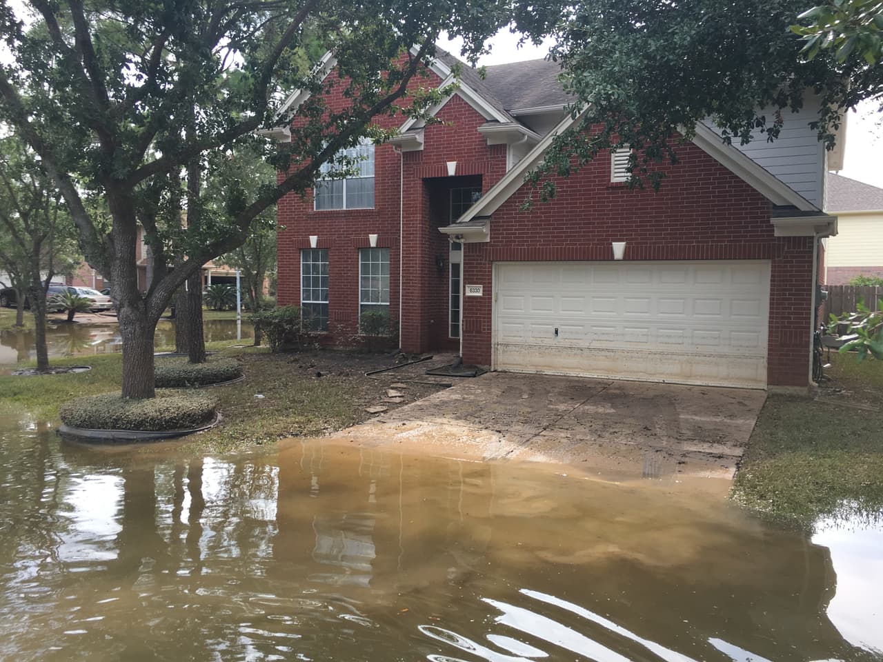 En la puerta del garaje de la casa de Cindy y Javier Ramírez hay una marca que da cuenta del nivel de inundación.
<br>