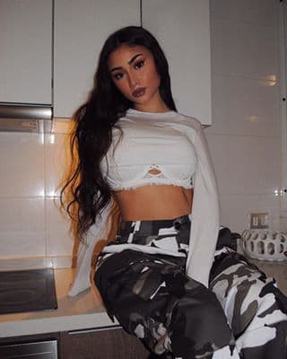 "Físicamente, me gustan los gorditos, con un poco de barriga. También me gustan los morenitos, son lindos", declaró la cantante. "Tiene que vestirse muy bien... que se vista bien es necesario", finalizó.