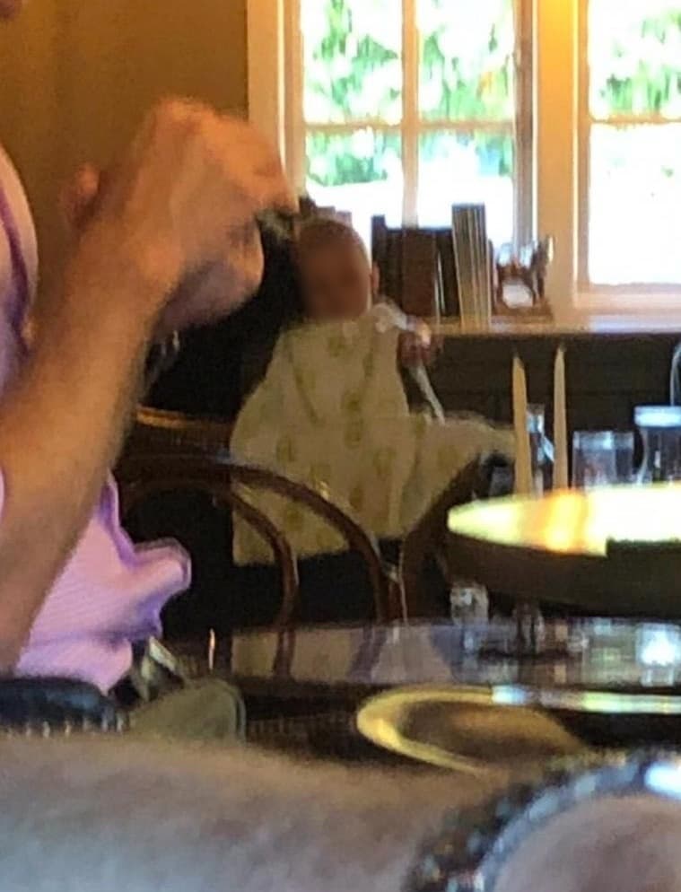 "Estaban en una mesa con, supongo, una secretaria privada. Meghan acunaba a Archie la mayor parte del tiempo. 
<b><a href="https://www.univision.com/famosos/idolo-de-meghan-markle-pudo-conocer-a-archie-y-cuenta-como-es-su-temperamento-hasta-lo-pudo-abrazar-fotos" target="_blank">El pequeño muchacho era tan bueno como el oro</a></b>, no lo escuché llorar ni una vez mientras estaba allí", dijo el informante del diario británico.