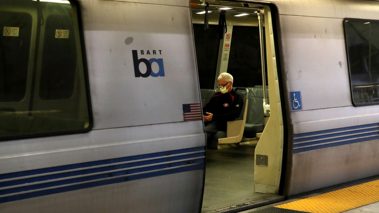 Rescatan a hombre tras quedar atrapado debajo de un tren del BART en San Francisco