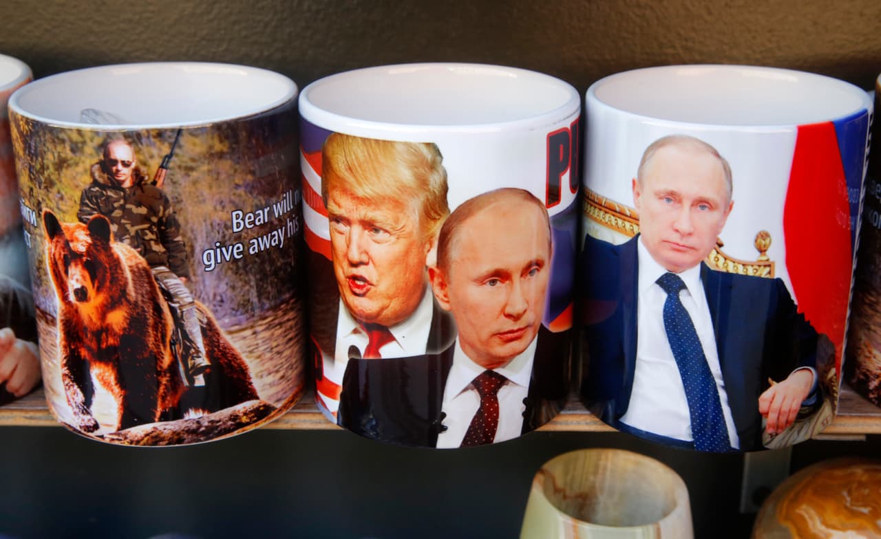 SAN PETERSBURGO, RUSIA.-
<b>Putin, Trump y un café.</b> Tazas a la venta con las caras de los dos presidentes. Hay quienes hablan de que ese 'romance' entre ambos políticos podría empezar a enfriarse debido a que el gobierno de Trump está a la defensiva con el tema de las investigaciones sobre la presunta intromisión rusa en las elecciones del año pasado.
<b>Ya no hay lluvias de elogios de Trump a su homólogo del Kremlin.</b>