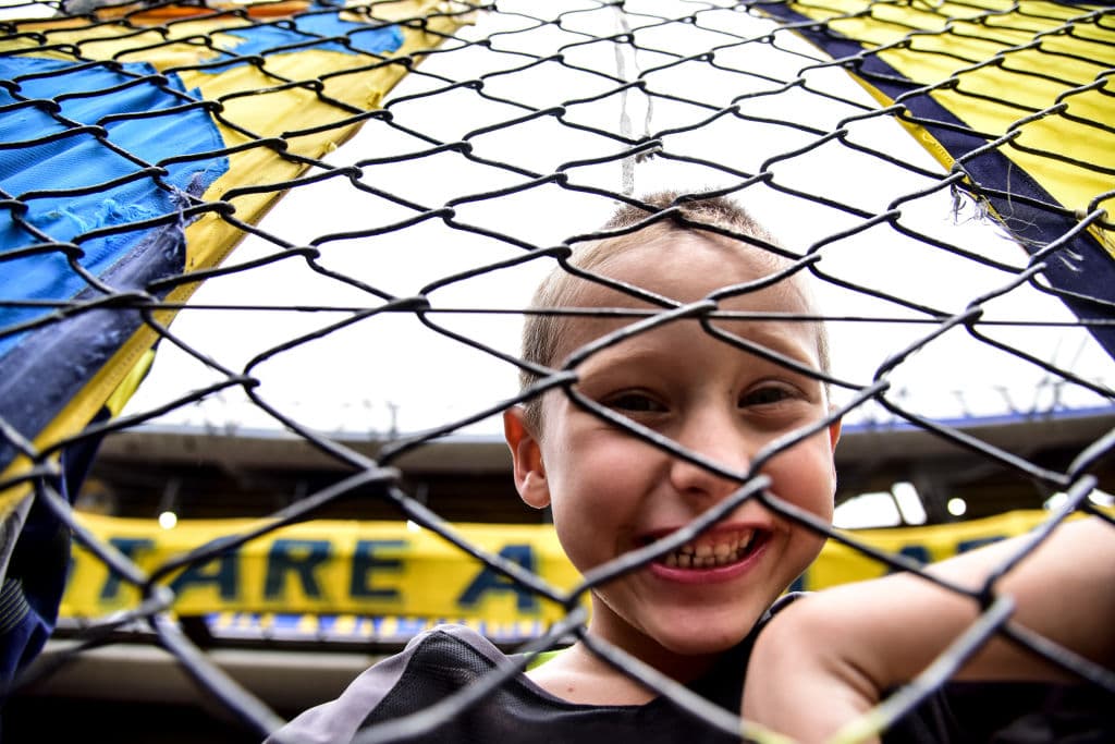 Los hinchas de Boca Juniors y River Plate viven con pasión la ida en la final de Copa Libertadores. Los xeneizes lo disfrutan en La Bombonera, mientras los 'millonarios' apoyan en el Monumental, pues no pueden ir al estadio de su rival.