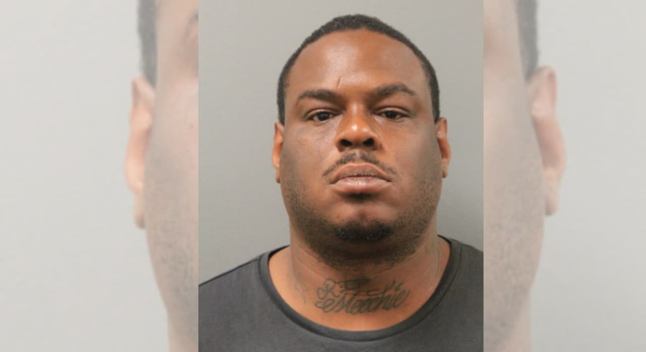 Acusan a hombre de intento de asesinato en contra de policía de Chicago