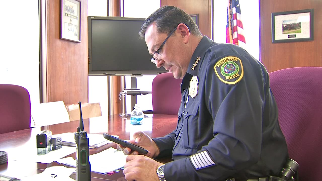 Desde su oficia en la sede principal de la Policía de Houston, el jefe Acevedo sostuvo que las víctimas y los testigos de un crimen, sin importar la raza, estatus social o su situación migratoria, nunca tienen que temer a sus oficiales.