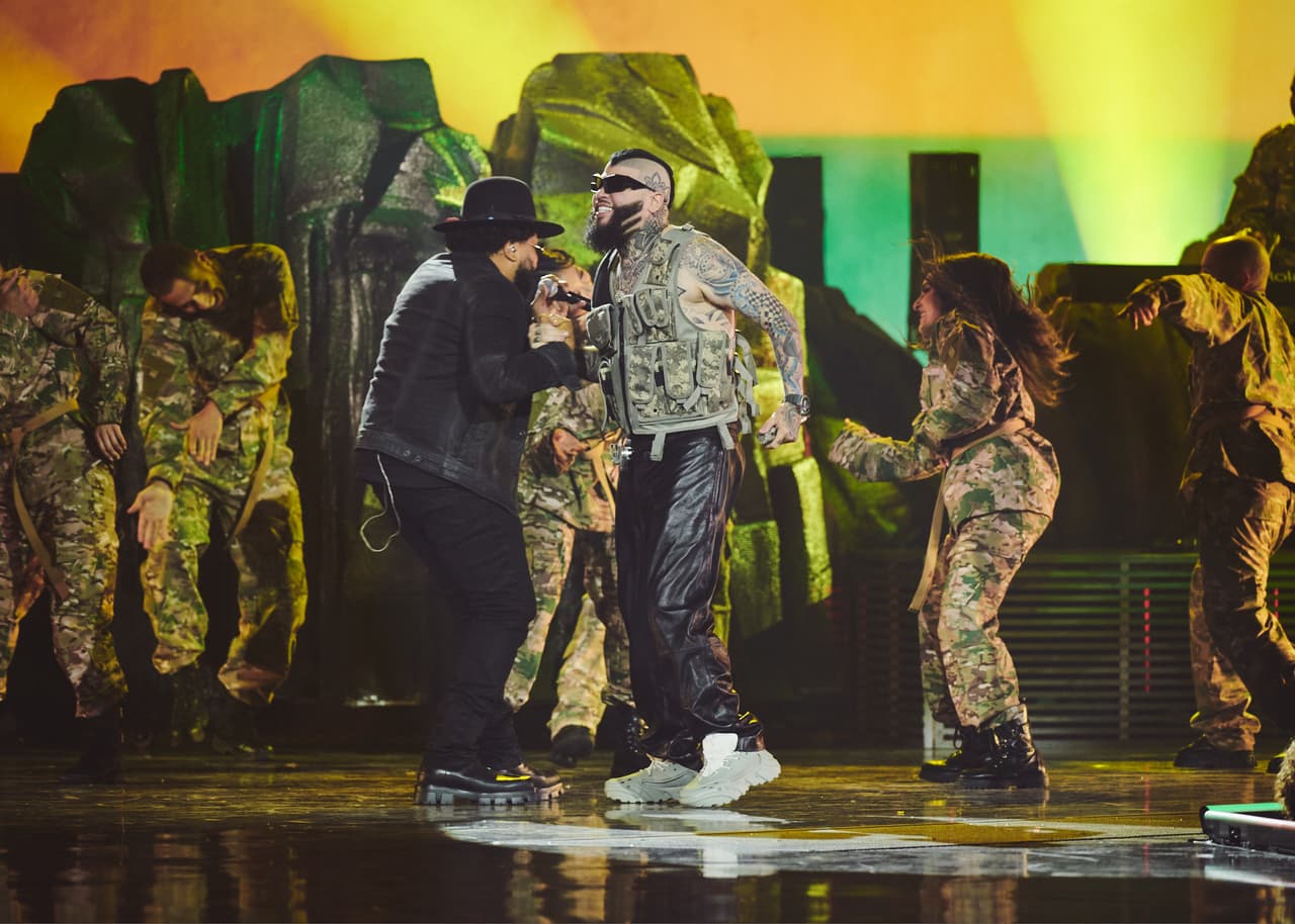 Farruko y Ky-Mani Marley tuvieron una explosión de energía a ritmo de reggae con el medley 'Confía' y 'Rasta Reggae'.