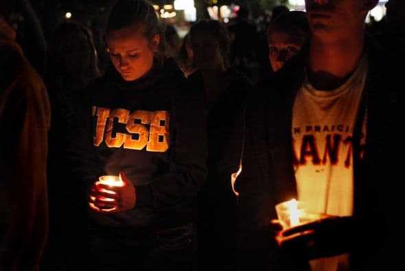 Al menos cinco mil estudiantes se reunieron en el campus de la Universidad de Santa Bárbara, la noche del sábado.