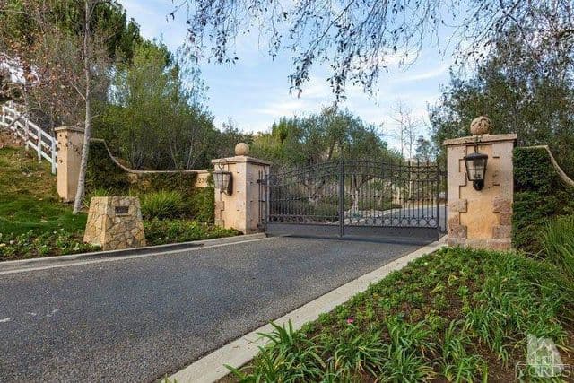 Para empezar, está la bodega con un espacio suficiente para almacenar 3500 botellas de vino.