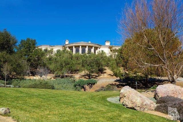 ¿Y qué mejor que hacerlo mientras vive en una residencia de lo más envidiable?