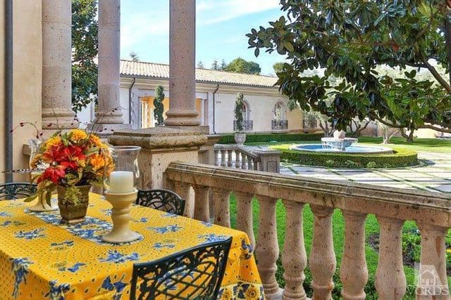 Hay ocho baños con paredes de mármol, áreas de comedor, cocina equipada con lo mejor, incluido un islote. Además, dos comedores preciosos: uno gourmet y otro en el patio para el almuerzo matutino.