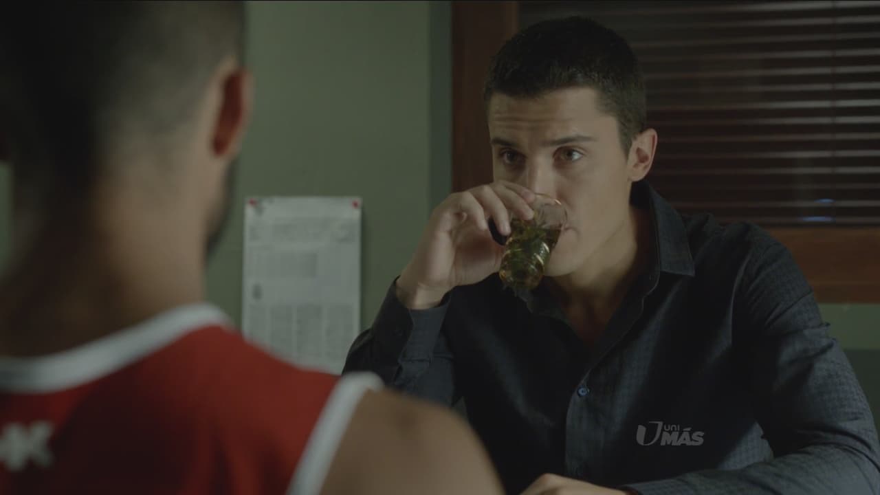 Morey intenta sacarle información a Karim.