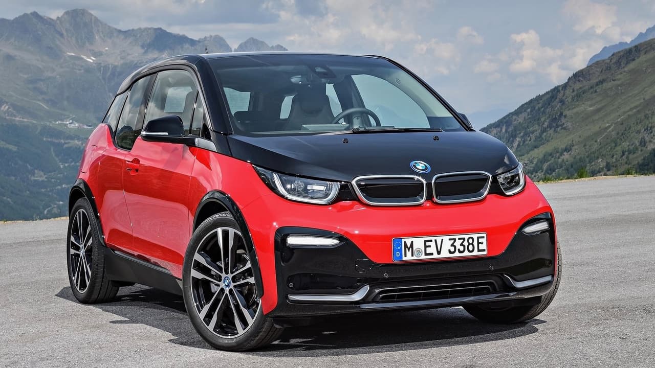 <h3 class="cms-h3-H3">8. BMW (58 puntos)</h3>
<br>El área problemática del fabricante alemán estuvo concentrada en sus SUVs 
<b>BMW</b> 
<b>X3</b> y 
<b>X1</b>, ambas con confiabilidad subpar. La X3 mostró problemas en el sistema climático y en los sistemas eléctricos de sus asientos mientras que la segunda mostró problemas en la suspensión, gasto prematuro de los frenos y vibraciones en el volante. El eléctrico 
<b>BMW i3</b> fue el modelo más confiable de la marca. BMW cayó tres puestos en relación al estudio conducido el año pasado. 
<br>Modelo más confiable:
<b> BMW i3</b>
<br>Modelo menos confiable: 
<b>BMW X1</b>