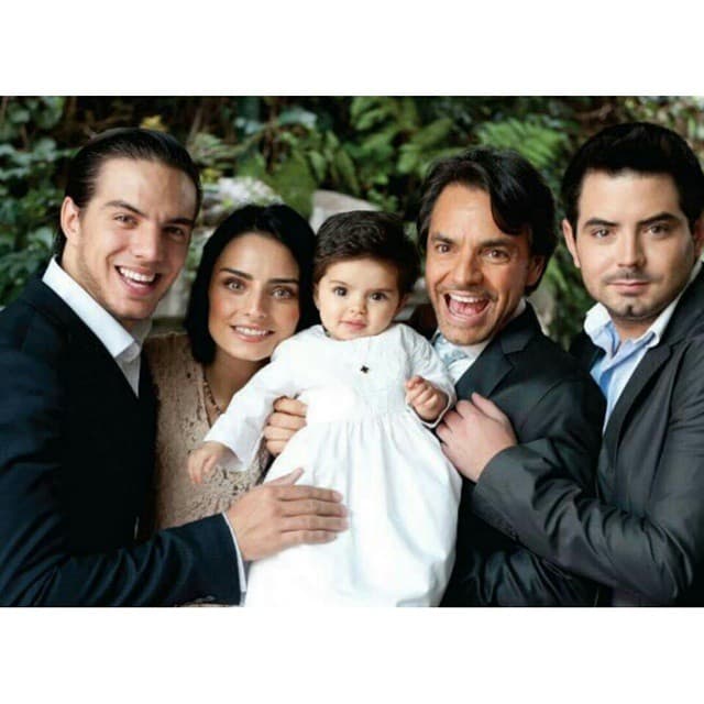 Eugenio Derbez no podía faltar entre estos papás orgullosos de sus hijos, recientemente publicó una foto junto a todos sus hijos y lucen muy felices.