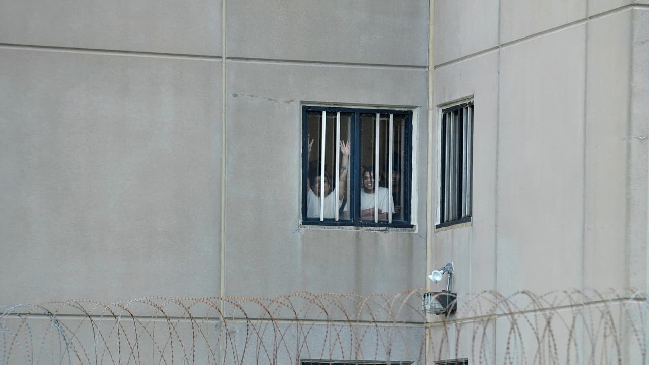 juez ordena pruebas de Coronavirus para reclusos en el centro de detención de ICE en Bakersfield