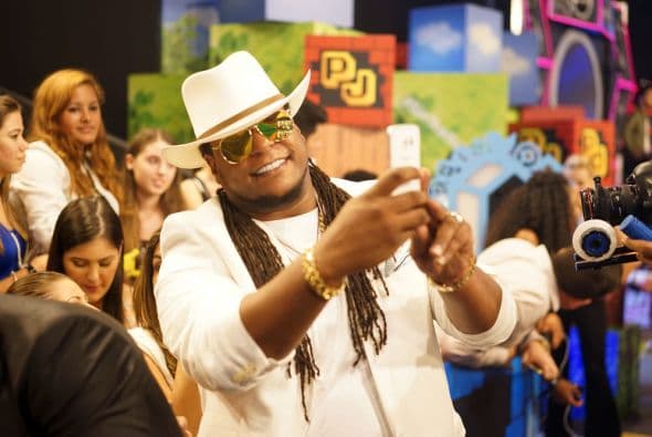 Nos encantan los selfies. We can't get enough of them! Y si no, pregúntenle a los que desfilaron la alfombra de Premios Juventud.