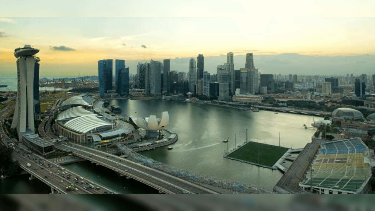 <b>The Float at Marina Bay Stadium (Singapur)</b>
<br>Impresionante vista donde la cancha se aprecia por encima del agua y al fondo la Ciudad de Singapur con edificaciones espectaculares.