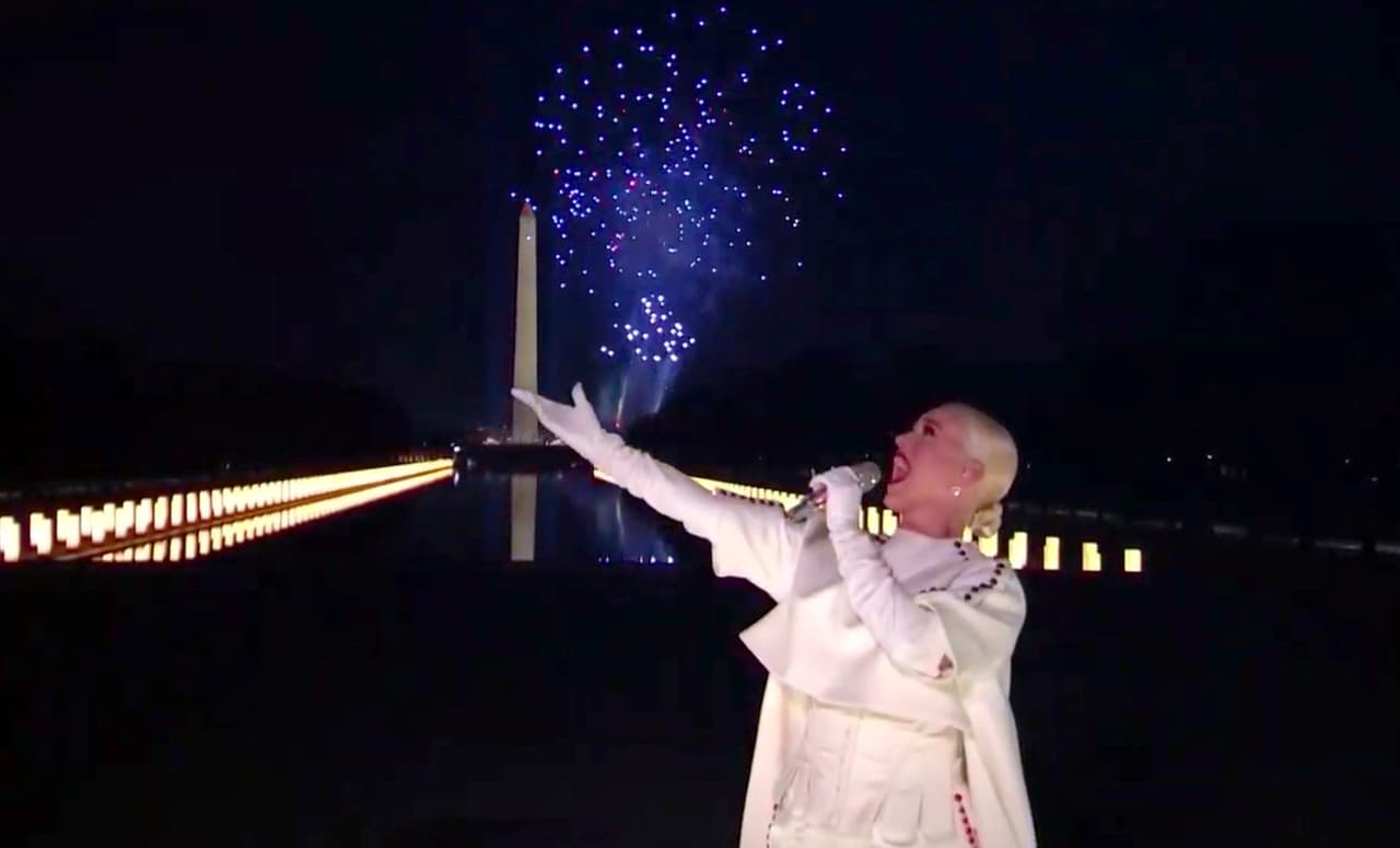 La última presentación fue de Katy Perry y dio pié al espectáculo de fuegos artificiales. 
<br>
