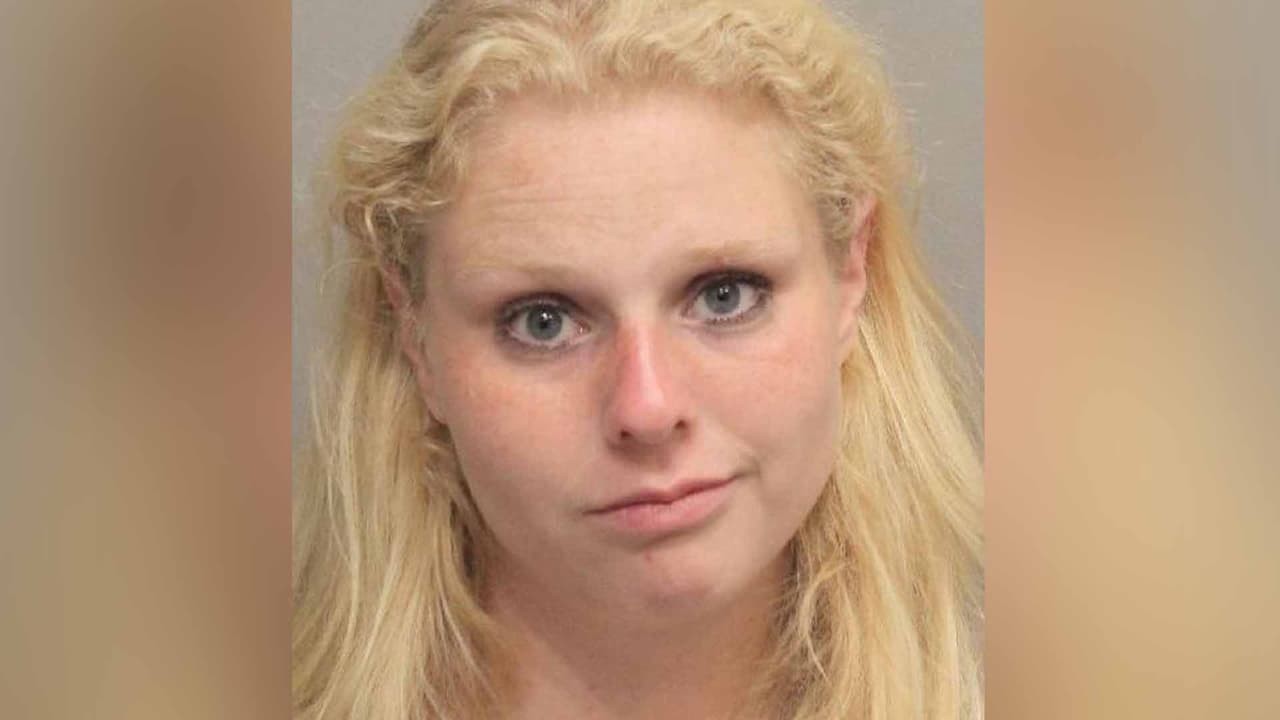 Stephanie Aguilar fue arrestada por posesión de sustancias controladoras con el intento de ventas y se le fijó una fianza de 15,000 dólares.