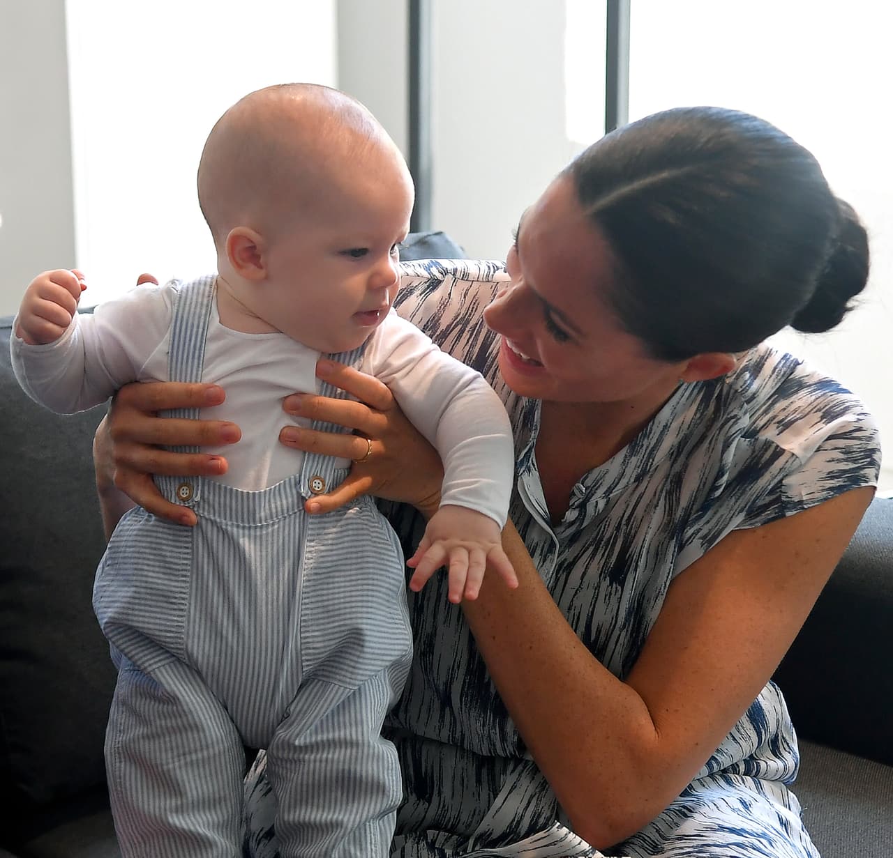 "Muchos de la familia 
<b><a href="https://www.univision.com/famosos/privado-y-con-pocos-invitados-ya-se-sabe-como-sera-el-bautizo-de-archie-el-bebe-de-meghan-y-harry-fotos" target="_blank">estaban ansiosos por verlo (a Archie)</a></b> en Navidad, pero se les dijo que no podían porque estaba en el extranjero", agregó la fuente no identificada.