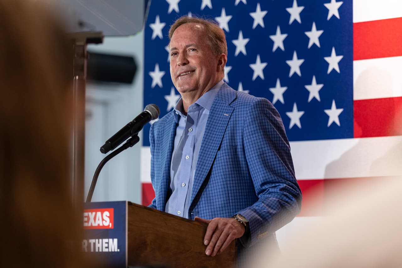 La visita formó parte de una gira por más de dos docenas de ciudades de Texas en la recta final de la campaña. Ante sus simpatizantes, Paxton centró su mensaje en el costo de vida y presentó su plan
<b>“Protecting the Texas Promise”, que propone deducciones fiscales por gastos médicos, pagos iniciales para comprar vivienda y actividades saludables.</b>