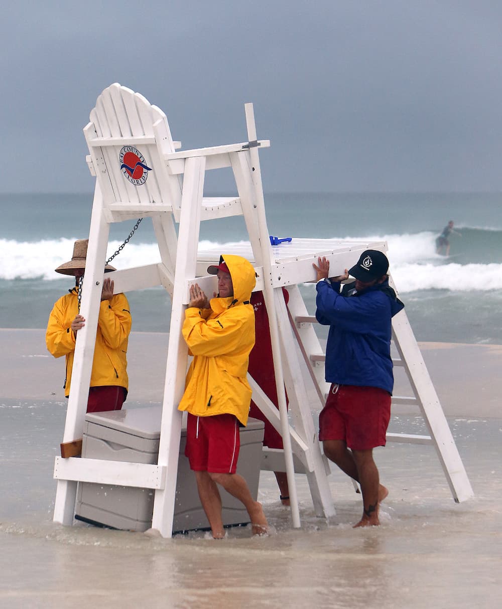 Estos salvavidas tuvieron que mover la silla de su sitio original debido al aumento de las aguas que trajo la marea