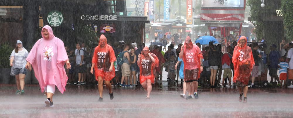 El día fue muy lluvioso en el parque de diversiones de Orlando. Los visitantes debieron sacar sus impermeables y paraguas.