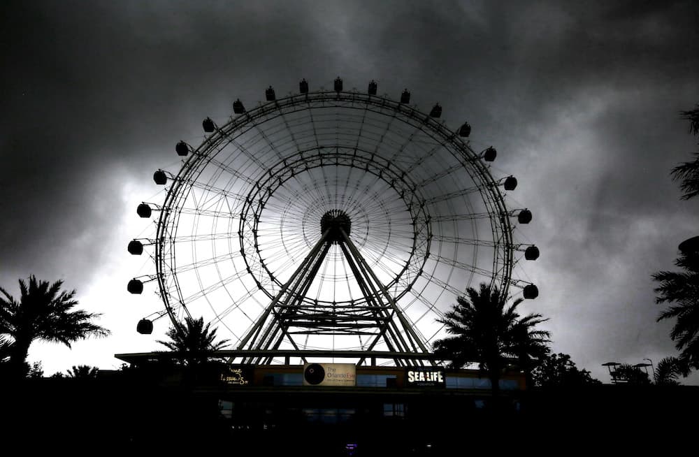 Así lucía el cielo de Orlando la tarde de este lunes, desde uno de los parques de diversiones