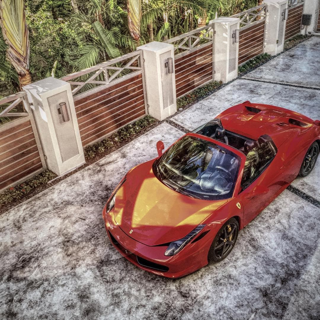 <b>Prince Royce </b>es uno de los afortunados propietarios de un Ferrari 458 Spider y anterior a ese auto ya
<b><a href="https://www.univision.com/noticias/autos-y-famosos/prince-royce-hace-alarde-de-su-nuevo-carro-deportivo-de-300-000-dolares-sera-su-regalo-de-cumpleanos-fotos" target="_blank"> se había dejado ver a bordo de su Ferrari 488 GTB</a></b> .
