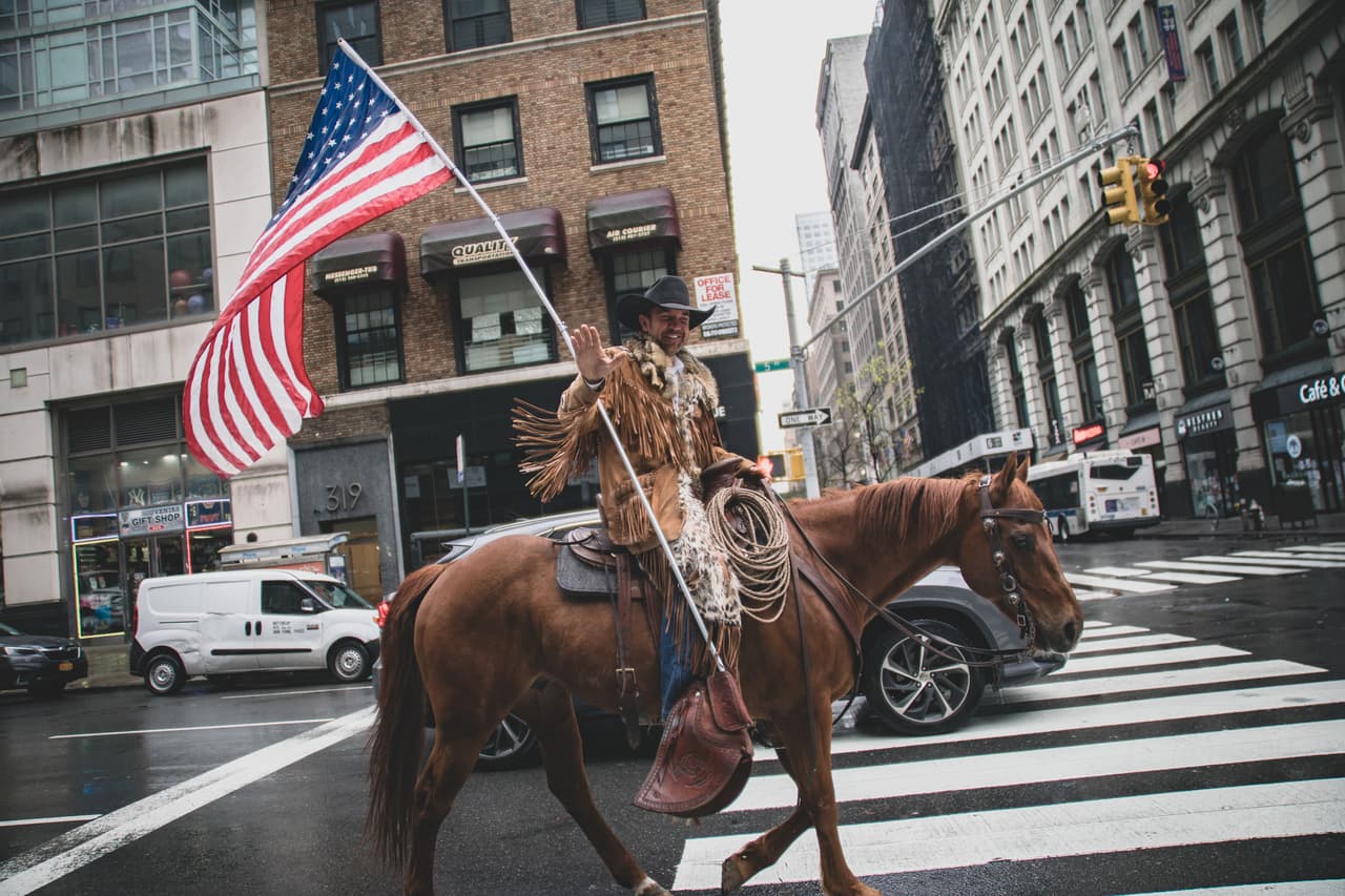 Couy Griffin, fundador de la organización Cowboys for Trump y comisionado del condado de Otero, cabalga por las calles de Nueva York en mayo del 2020.
