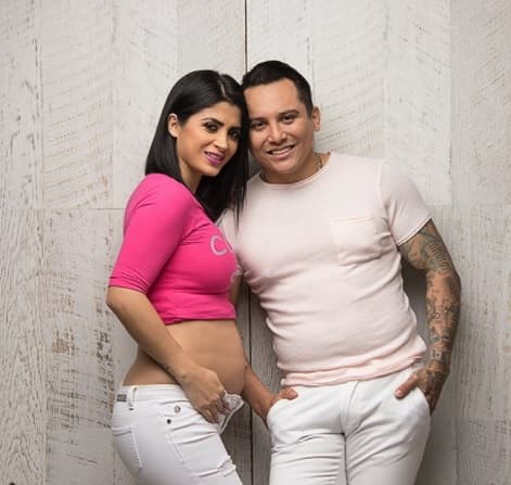 Edwin Luna, vocalista de La Trakalosa de Monterrey, publicó en Instagram esta imagen junto a su pareja. El cantante agregó a la instántanea: "[...] Solo tú y yo Kimberly Flores sabemos la falta que nos hacemos, el amor que nos tenemos y lo felices que somos [...]".