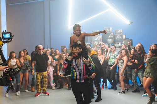 Durante la grabación del clip dirigido por Fernando Lugo, se creó una divertida coreografía que ha llamado fuertemente la atención en redes sociales por la sorpresiva aparición del influencer Yonathan Abreu Sosa.