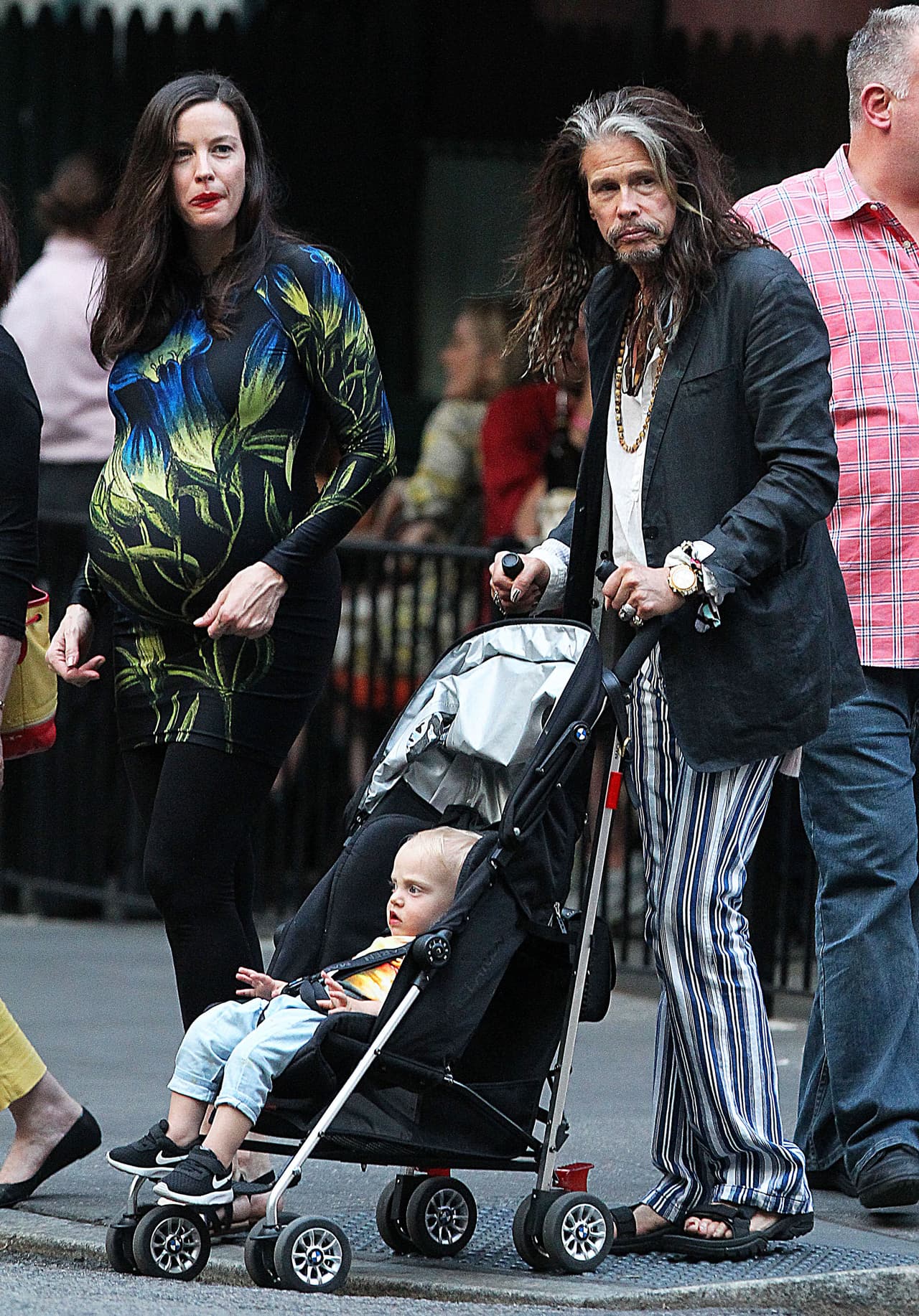 Steven también llevaba la carriola de su nieto.