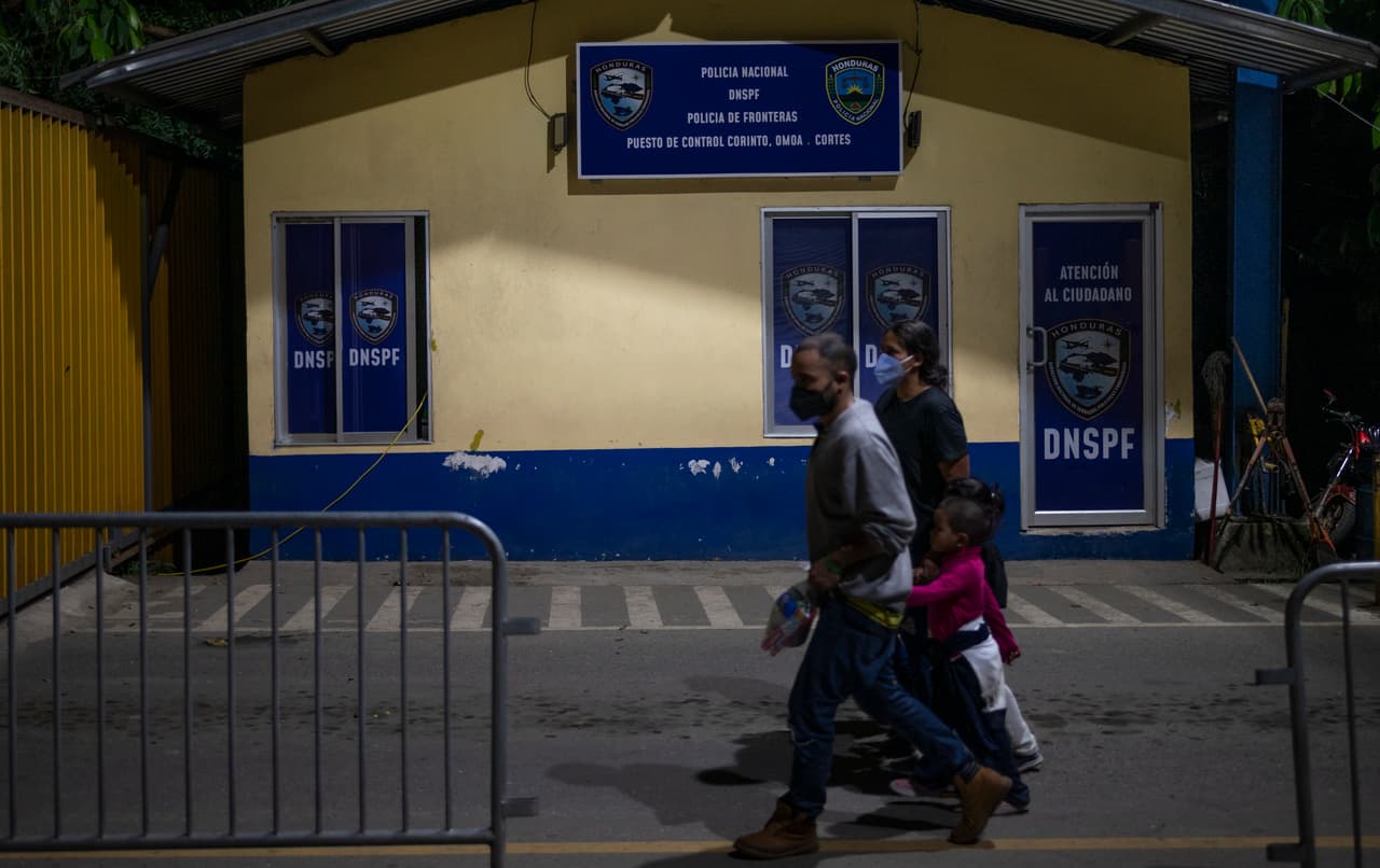 Migrantes deportados cruzan la frontera Corinto, entre Honduras y Guatemala. La investigadora del ERIC Yolanda González, especialista en derechos humanos, advierte en entrevista que “debido a las políticas de Estados Unidos, con una gravísima colaboración muy activa del Estado mexicano".