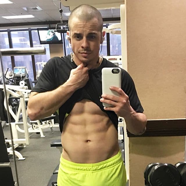 Hace algunas semanas, cuando todavía era pareja de la Lopez, lucía así.