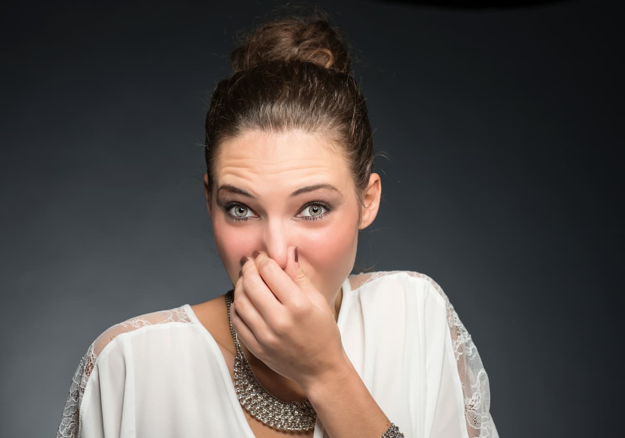 También puedes probar con agacharte hacia adelante para oprimir tu pecho y ejercer presión en el diafragma. O intenta la maniobra de Valsalva, la cual consiste en exhalar mientras oprimes tu nariz y mantienes la boca cerrada.