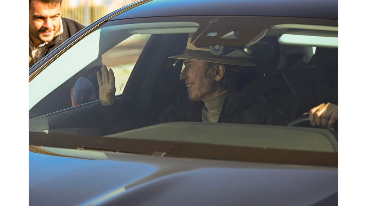El cantante español se dejó ver con una sonrisa.