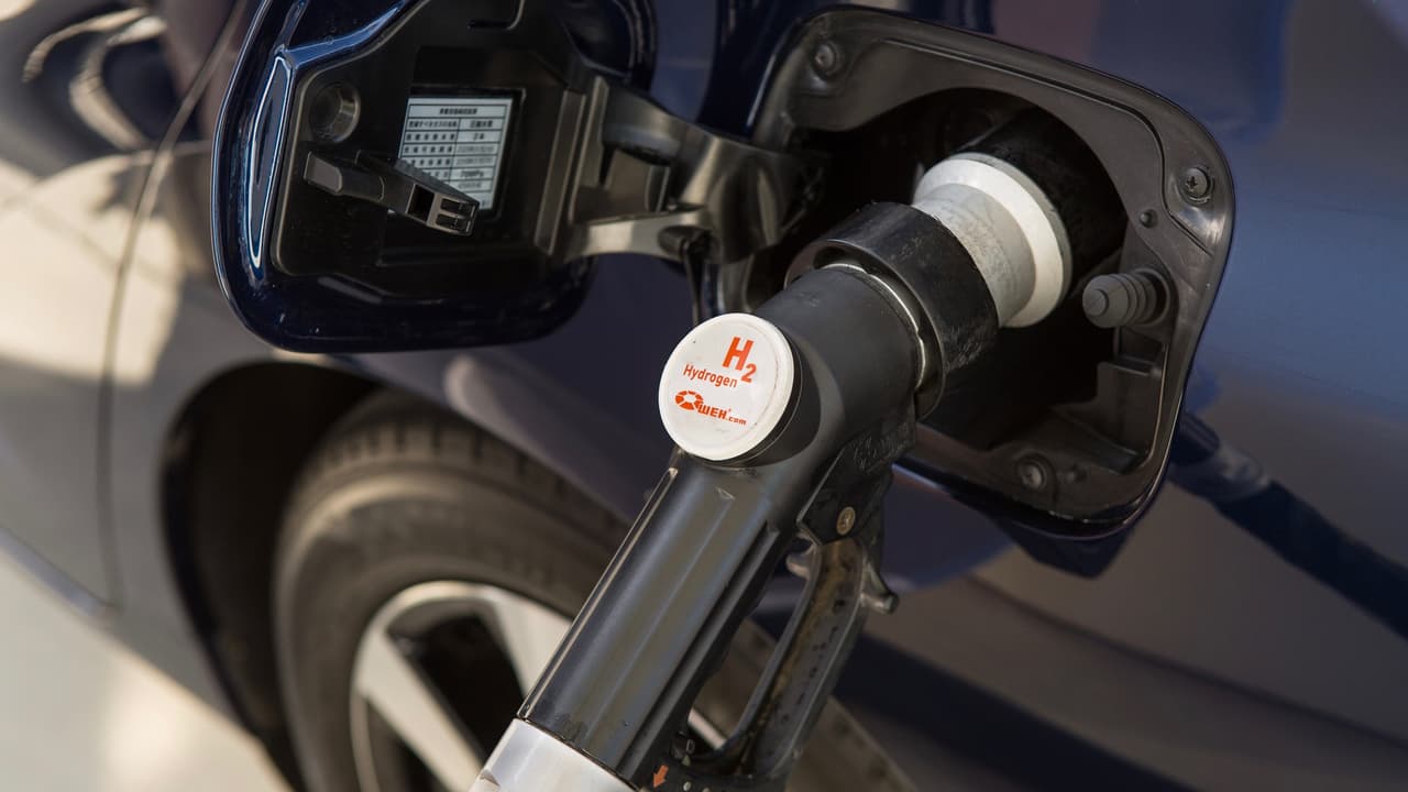 <h3 class="cms-h3-H3">PRO: Los carros eléctricos ayudan a disminuir la dependencia de los combustibles fósiles</h3>
<br>A medida en que los autos eléctricos vayan aumentando su presencia en el parque automotriz irá disminuyendo la demanda por la gasolina y el diésel, lo cual traerá importantes beneficios en materia ambiental.
<br>
<br>
<b>Imagen</b>: La gran mayoría de los vehículos eléctricos de la actualidad simplemente se recargan enchufándolos a la red eléctrica, sin embargo ya están apareciendo automóviles eléctricos que producen su propia electricidad alimentándose de hidrógeno líquido, o H2.